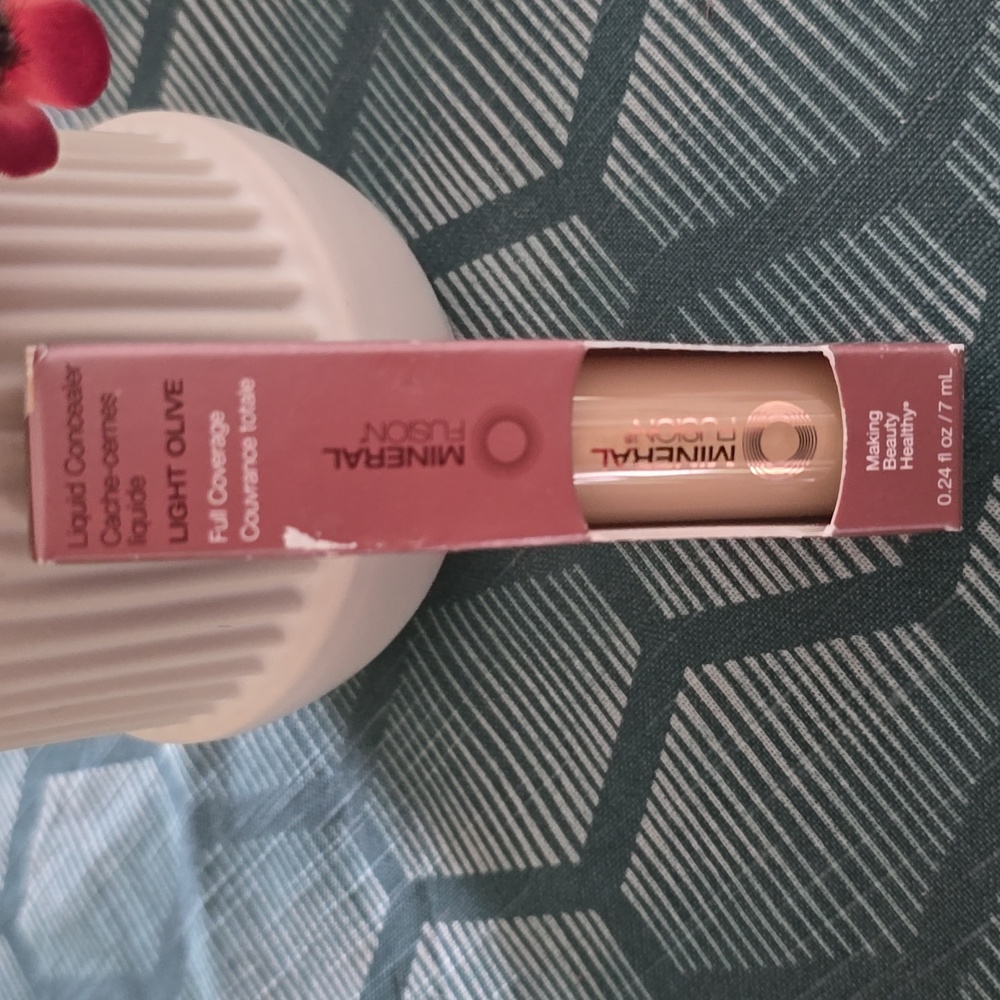 MINERAL FUSION BRAND WOMEN'S LIQUID CONCEALER FULL COVERAGE SHADE LIGHT OLIVE